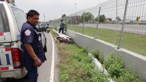 หนุ่ม14 ซิ่ง จยย.ซ้อนสามหลุดโค้ง ชนกองเสาไฟ เลียบมอเตอร์เวย์​ ดับคาที่