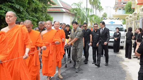 ดาราอาลัย ศรราม รับศพพ่อ ‘นิโคล’ เคียงข้าง