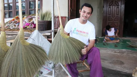 แพงแต่คุ้ม! รู้จักไหม ไม้กวาดหนองบัว ของดีจันทบุรี ใหญ่สุดอันละ 320 บ. (คลิป)