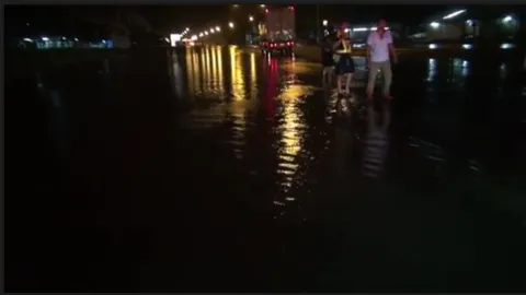 ฝนถล่มปราจีน น้ำท่วมถนนสาย33 กม.192-194 ที่กบินทร์บุรี ยาวเกือบ 3 กม. 