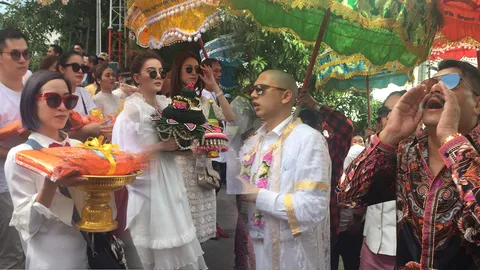 กาโม่ หลาน เฉลิม อยู่บำรุง บวช พลอย-ดิว ร่วมแห่นาค