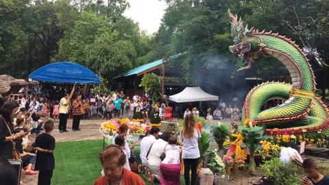 คนแห่บูชาพญานาค วัดป่าปากโดม ที่อุบลฯ ไม่วายขอเลขเสี่ยงโชค