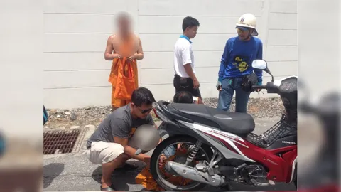 วินเมืองชลอาสาไปส่งพระ จีวรหลวงพี่ดันพันล้อ จยย.ตกรถ โชคดีเจ็บเล็กน้อย