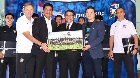 'ราเยวัช-ลีซอ' นำทีมชาติไทย ชุดแชมป์คิงส์คัพ เข้าขอบคุณ 'ช้าง'