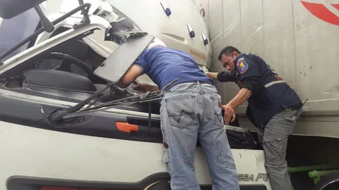 ดูกันชัดๆ วงจรปิดจับภาพวินาที สิบล้อชนท้ายพ่วงพังยับ ในนิคมฯแหลมฉบัง (คลิป)