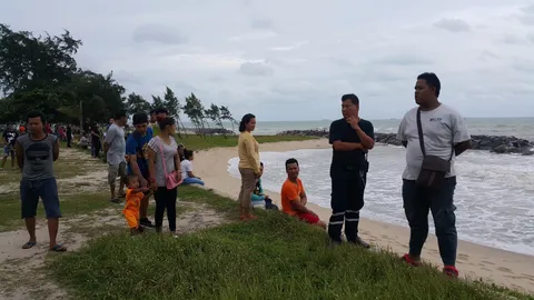 ยังค้นหาไม่เจอ! กลุ่ม รปภ. ลงเล่นน้ำหาดระยอง ถูกคลื่นซัดจมหาย 1