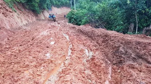 เละเป็นทะเลโคลน ถนนบนดอยที่อมก๋อย ครูสาวมาสอนวันแรก ถึงกับน้ำตาคลอ