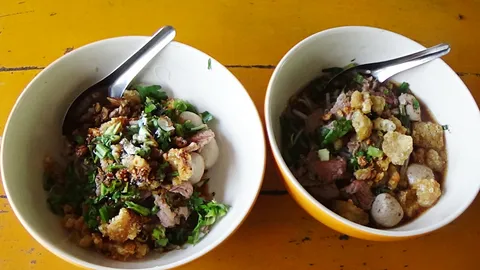 น้ำลายมา! แคบหมูบนเตี๋ยวเนื้อ สูตรเด็ดลุงชอบอ่างทอง ไปลองกันหรือยัง