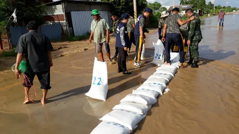 น้ำท่วมถนนพัง 12 สาย 8 จังหวัด ทางหลวงชนบท เร่งลงพื้นที่ช่วยชาวบ้าน