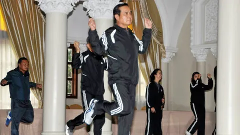 นายกฯ อิดโรยย่องตรวจสุขภาพ ใจยังสู้นำแดนซ์แอโรบิกเหมือนเดิม