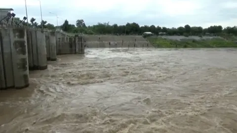 สุโขทัย ยกประตูระบายน้ำ บ้านหาดสะพานจันทร์ รับมวลน้ำเหนือจากแพร่