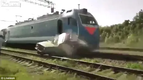 หวงจนเกือบตาย! ชมคลิป วินาทีหนุ่มยอมทิ้งรถ ก่อนโดนรถไฟบดขยี้แค่เสี้ยววินาที
