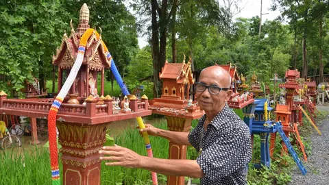 ใครกลัว แต่ลุงสะสม ศาลพระภูมิเก่านับพันหลัง เรียงริมถนนเข้าบ้าน 2 ก.ม.