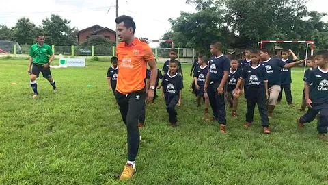 'กัปตันเจ๋ง' นำทัพ 'ค้างคาวไฟ' ฝึกสอนทักษะลูกหนังเยาวชน