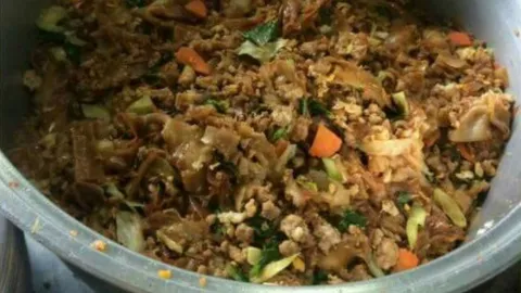 ไขข้อสงสัย ผัดซีอิ๊วหม้อเดียว เลี้ยงเด็กกว่า 400 คน สั่งสอบปมราคาโคตรแพง