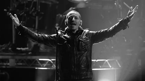 นักร้องร็อกฆ่าตัว วง 'ลิงคิน พาร์ก' ผูกคอ บินมาแสดงไทย 3 ครั้ง บริจาคช่วย 'ภัยสึนามิ'