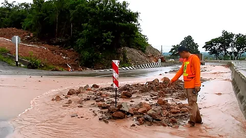 หนองบัวลำภูฝนตกหนัก กวาดหินดินภูเขาลงเต็มถนน-อุบลฯ สั่งเฝ้าระวังน้ำมูล