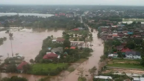 ฝนถล่มชัยภูมิ น้ำท่วมบ้าน อ.บำเหน็จณรงค์ หลากท่วมถนน รถเล็กผ่านไม่ได้