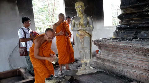 บีบแตรรถ ปลุกพระตื่นทั้งวัด! ลุกขึ้นช่วยดับไฟ โหมไหม้อุโบสถกลางดึก  