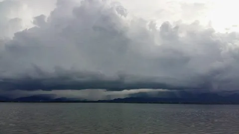 นักท่องเที่ยวแตกตื่นก้อนเมฆสีนามิ ปกคลุมกว๊านพะเยา อย่างสวยงาม 