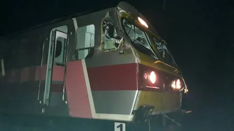 ฝนตกลมแรง พัดต้นเต็งล้มขวางทาง ฟาดกระจกขบวนรถด่วนพิเศษอีสานวัตนา