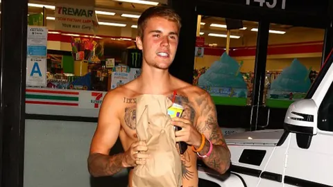 ชมคลิป จัสติน บีเบอร์ เปลือยท่อนบน หน้าสด แวะเซเว่นฯ ซื้อสเลอปี้ 