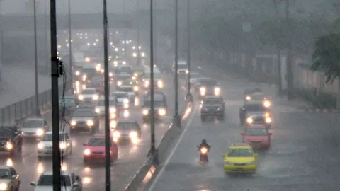 ฝนถล่มกรุง ลมแรงต้นไม้ในร.ร.ดังย่านดินแดง หักโค่นทับเด็ก เจ็บ 1