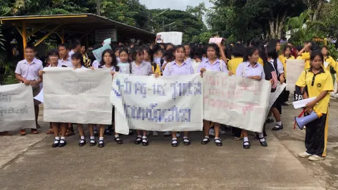 นร.กว่า500เดินขบวนขับไล่ ผอ.ร.ร.