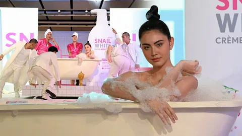 'ใหม่-ดาวิกา' เด็ดทุกท่วงท่า ลงอ่าง ตีฟอง อวดผิวสวย