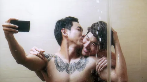 ‘ไนกี้&บอย’ กอดจูบลูบไล้ เลิฟซีนสะแด่วใต้ฝักบัว