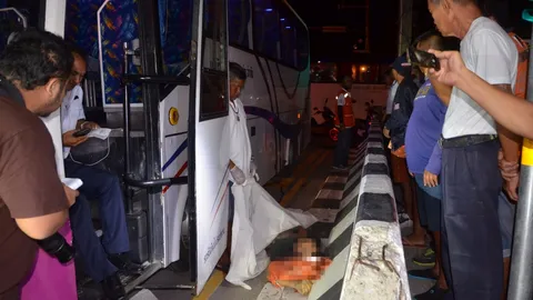 บัสทัวร์จีนเบรกแตก พุ่งชนรถติดไฟแดง หนุ่มขับวิน ถูกเหยียบซ้ำ ดับคาที่