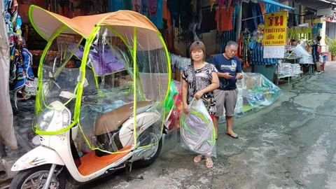 กำลังฮิต ร่มติดรถ ยันใช้ดีทั้งกันแดดกันฝน ชายแดนแม่สายขายแทบทุกร้าน