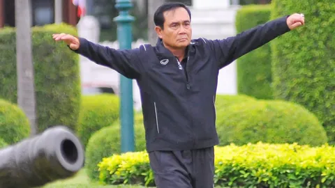 นายกฯ โชว์สเตปเต้นบอดี้คอมแบต เซลฟี่ ขรก.หลังออกกำลังกาย