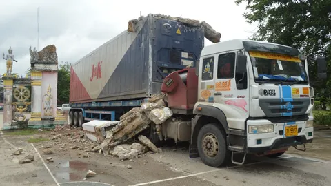 ลืมว่ามีคอนเทนเนอร์! พ่วงชนซุ้มวัดนครธรรม สระแก้ว พังยับไม่มีชิ้นดี