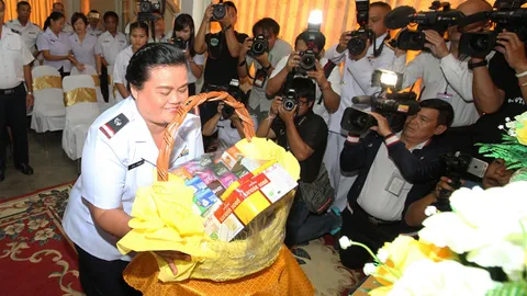 สมเด็จพระเจ้าอยู่หัว โปรดเกล้าฯ พระราชทานกระเช้ากระเป๋ารถเมล์เก็บเงินล้าน