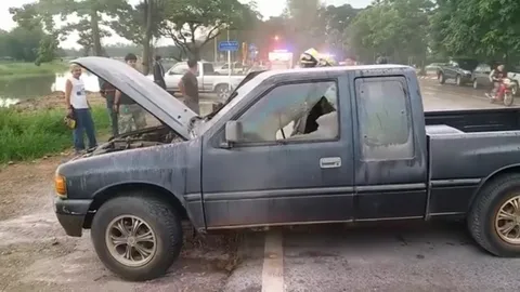 บรื๋อ!! รถทะเบียนอะไรวิ่งเอง ไฟลุกพึ่บ ชาวบ้านกรูช่วย ผงะ! ไม่มีคนขับ (คลิป)