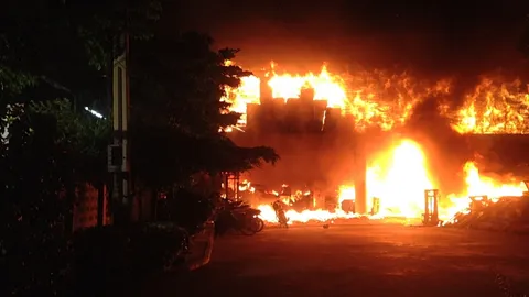 ไฟไหม้โกดังเครื่องจักร ย่านเลียบด่วนรามอินทรา คุมเพลิงได้ในวงจำกัด