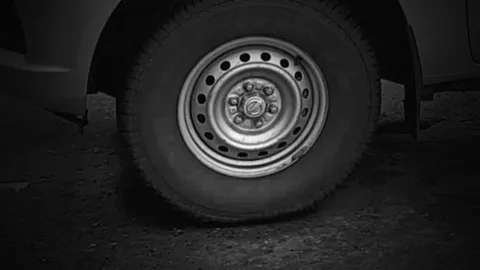 พ่อแทบขาดใจ! ขับกระบะเข้าบ้านทับลูกวัยขวบเศษ รีบส่ง รพ. แต่ไม่ทัน