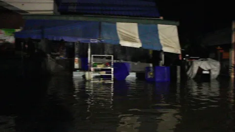 ระดับน้ำท่วมชุมชนที่กาฬสินธุ์เริ่มลด จัดชุดเฝ้าระวัง 24 ชั่วโมง