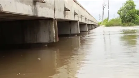 มวลน้ำจ่อท่วมถนนอำนาจเจริญ-อุบลฯ หลังลำเซบกล้น ท่วมที่นาแล้ว 3หมื่นไร่