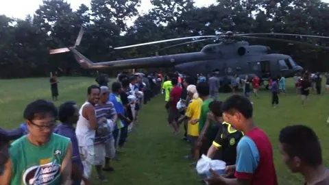 แม่ทัพภาค 2 นั่งเฮลิคอปเตอร์ ออกไปแจกจ่ายถุงยังชีพที่สกลนคร (คลิป)
