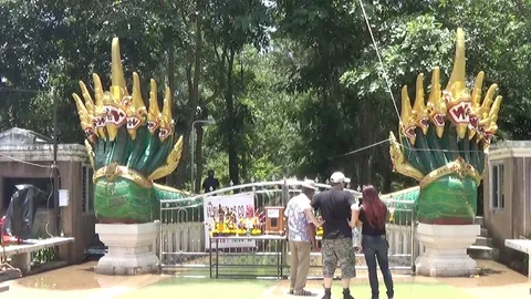 เกาะคำชะโนดน้ำยังไม่ลด พ่อค้าแม่ค้าปิดร้าน แห่จับปลาหารายได้ (คลิป)