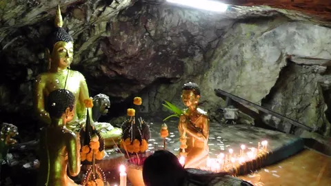 ชาวบ้านที่สระแก้ว แห่ร่วมพิธีอัญเชิญพญานาค คอหวยไม่พ้นหวังเลขเด็ด