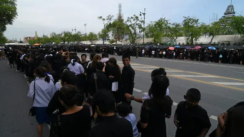 เปลี่ยน 'ทางออก' กราบพระบรมศพ