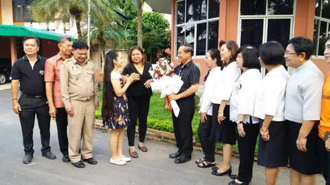 ชาวกำแพงเพชร ช็อกพ่อเมือง โดนเด้งเป็นผู้ตรวจ แห่มอบดอกไม้เป็นกำลังใจ