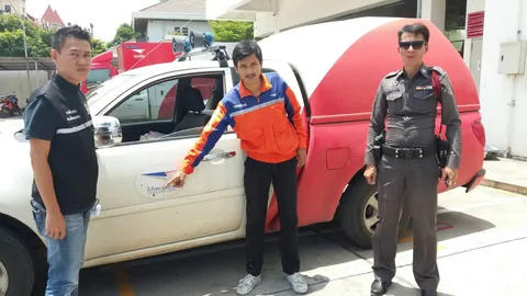 พนง.ไปรษณีย์งง แค่จะถามทำไมต้องยกนิ้วกลาง! หนุ่มขี่จยย.คว้าปืนยิงใส่รถ