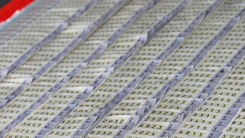 “ฉลองรัฐ” ตรวจเข้มผู้ค้าสลาก ขู่! ตัดโควตารวมเล่ม 180 ราย