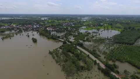น้ำหนุนลำห้วย หลากท่วมถนน-บ้านเรือน ที่อ.นาดี หนองคาย ร.ร.ประกาศปิดสอน
