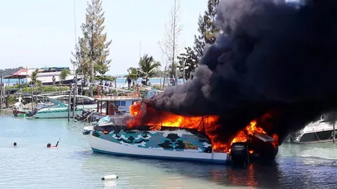 ระทึก! เรือสปีดโบ๊ตเกาะสมุยไฟไหม้วอดทั้งลำ-ลูกเรือเจ็บ 1 ราย