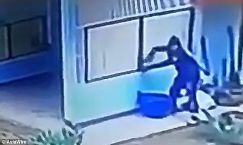 ชมคลิป เหตุไฉนโจรรายนี้ จึงถูกโลกออนไลน์ ตั้งฉายา หัวขโมยที่โง่ที่สุดในโลก 